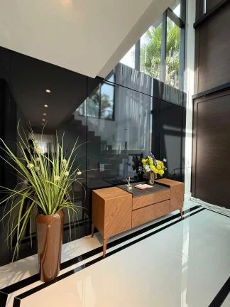 Imagem Casa mobiliada no Condomínio Caledônia com 2 suítes, 2 demi-suites e 4 vagas em Camboriú/SC