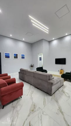 Imagem Casa de alto padrão com 4 suítes em conjunto residencial com controle de acesso