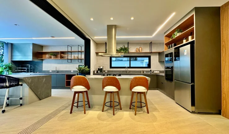 Imagem Imponente mansão de 6 suítes na Riviera de São Lourenço Módulo 17: 6 quartos, 3 salas, 6 vagas, 637m². Luxo e sofisticação!