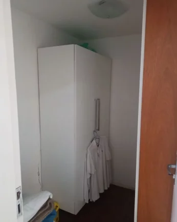 Imagem Apartamento com living para 02 ambientes, piso de tacos, dormitórios com armários, closet, banheir...
