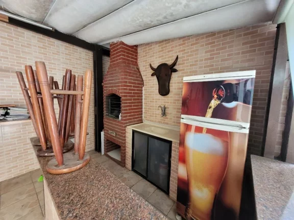 Imagem VICENTE DE CARVALHO- CASA TOTALMENTE REFORMADA , RICA EM ARMÁRIOS , GARAGEM PARA 04 AUTOS.