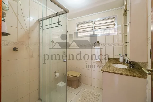 Imagem Este apartamento é ideal para quem busca um espaço amplo e confortável para morar. Com living par...