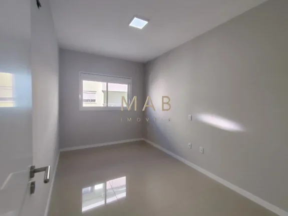 Imagem Apartamento de 2 dormitórios sendo 1 suíte, sala, cozinha, lavanderia, banheiro social, churrasqueira e vaga de garagem. O condomínio conta com elevad