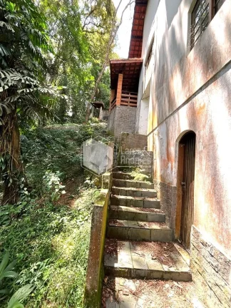 Imagem CASA À VENDA COM TERRENO DE 1500 M², POÇO ARTESIANO, 4 DORMS (2 SUITES), 3 SALAS, SENDO 1 COM LAREIRA, COZINHA COM ARMÁRIOS E DISPENSA, MAIRIPORÃ, SP.