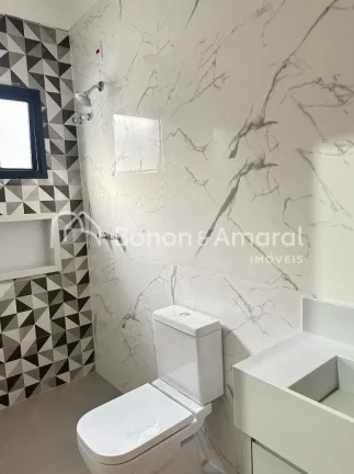 Imagem Linda casa à venda no Condomínio Portal do Jequitibá em Valinhos. 

Este sobrado conta com 3 suí...