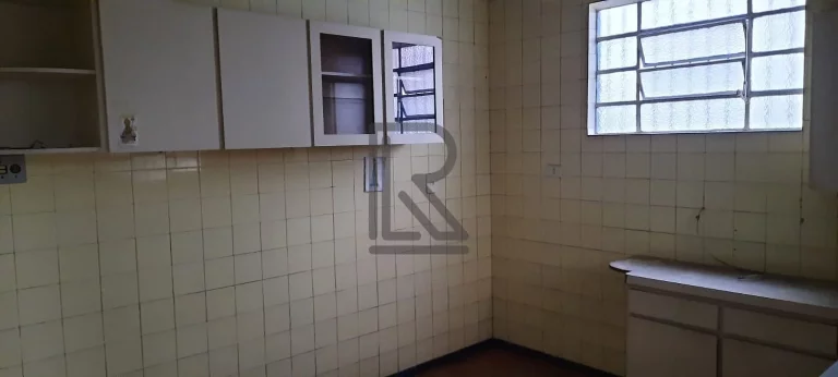 Imagem Oportunidade Imperdível: Casa Antiga em Localização Estratégica com Potencial Comercial!
