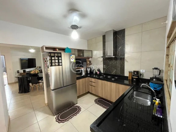 Imagem Linda casa de esquina - Casa espaçosa
