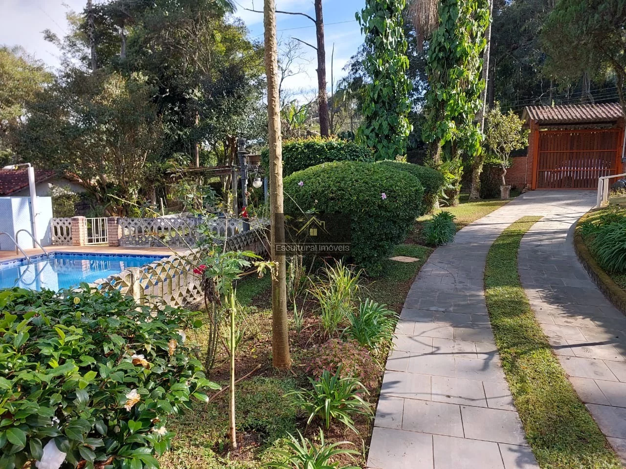 Imagem CHÁCARA EM CONDOMÍNIO PORTEIRA FECHADA ESTRADA DO EMBU PRÓXIMO ASSAÍ 3 SUÍTES PISCINA COPA COZINHA GERADOR 15 VAGAS NATUREZA EXUBERANTE FÁCIL ACESSO