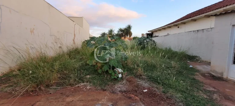 Imagem Casa Comercial para Locação no Bairro Amambaí em Campo Grande-MS: 6 Salas, 7 Banheiros, 20 Vagas de Garagem e 250m² de Área.