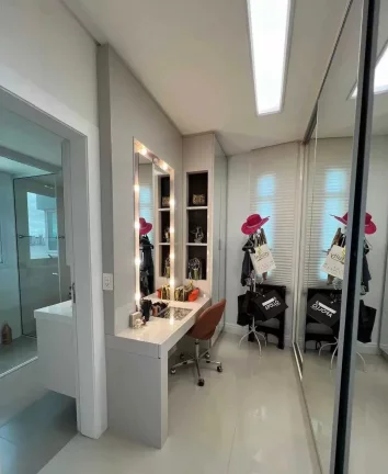 Imagem Apartamento mobiliado com 3 suítes e 3 vagas de garagem na Avenida Atlântica em Balneário Camboriú