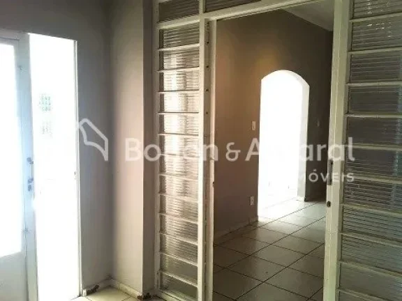 Imagem Excelente oportunidade para morar ou investir! Esta casa oferece uma estrutura ampla e funcional, pe...