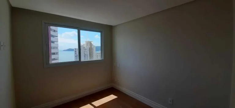 Imagem Apartamento com 4 dormitórios sendo 2 suítes e 3 vagas de garagem em Balneário Camboriú/SC