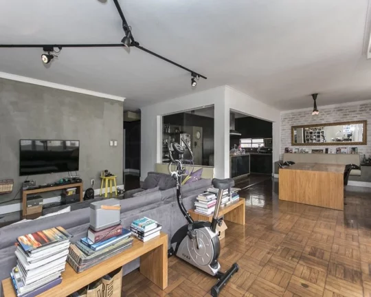 Imagem Apartamento amplo, living para 02 ambientes, piso de tacos, 03 dormitórios com armários, 02 banhei...