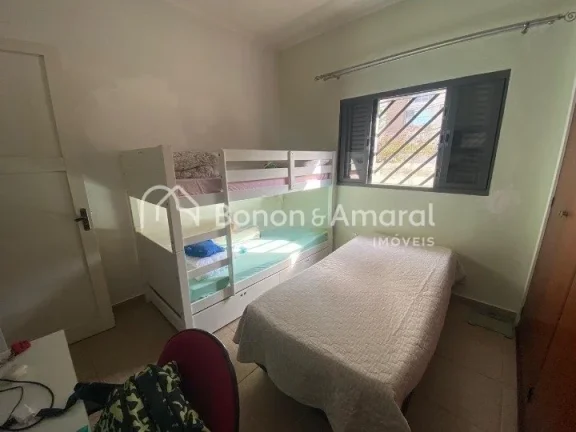 Imagem Imóvel versátil, com construção sólida, ideal para residência ou comércio. 
A casa possui uma...