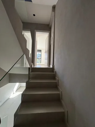 Imagem Sobrado triplex com 3 suítes e 4 vagas de garagem no bairro Ariribá em Balneário Camboriú/SC