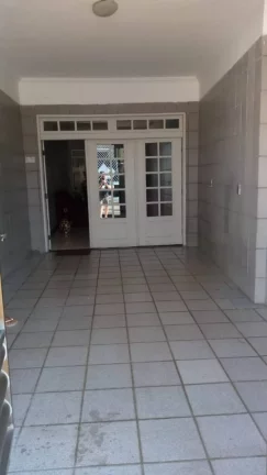 Imagem Casa no Centro - 4 Quartos, 2 Suítes, 200m², 4 Vagas de Garagem - Consulte Agora!