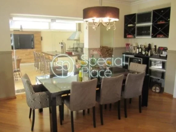 Imagem Casa em condomínio com 610m², reformadíssima, muito iluminada e clean. Amplo living para dois amb...