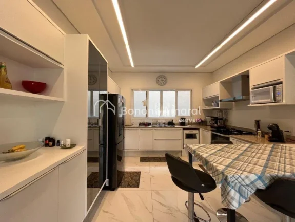 Imagem Linda casa à venda em um condomínio de alto padrão na cidade de Valinhos - SP. Esta espaçosa res...