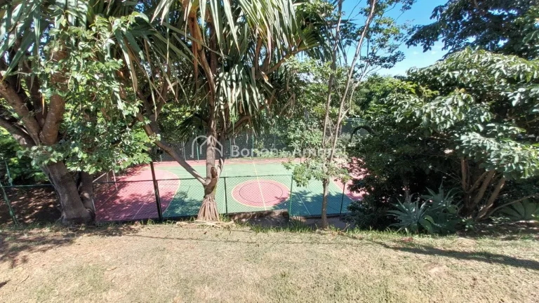 Imagem Este terreno, de 300 m², está localizado na parte mais baixa do condomínio e conta com uma topogr...