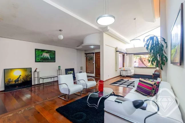 Imagem Casa ampla na Tristeza com terreno generoso e duas construções independentes.

Esta propriedade of...
