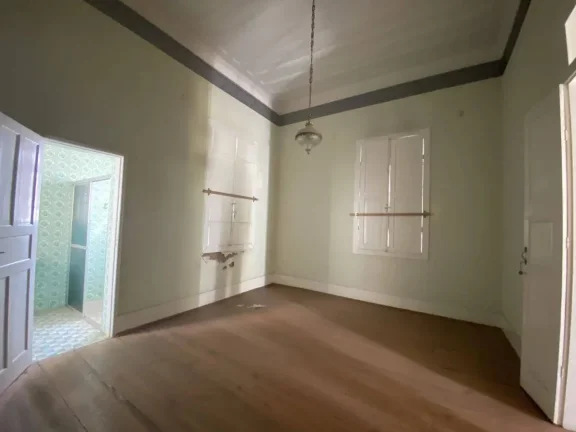 Imagem Casa Antiga, Bem Conservada e Espaçosa no bairro São José em Barbacena