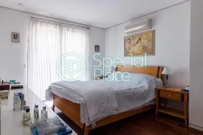 Imagem Amplo apartamento à venda com 3 quartos, sendo 3 suítes, e 4 banheiros no total. Este apartamento ...