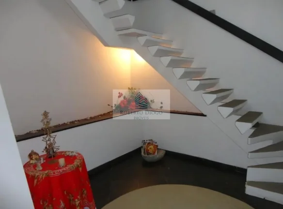 Imagem Casa de luxo em condomínio no Santa Rosa, Niterói-RJ: 4 quartos, 1 suíte, 2 banheiros, 2 vagas de garagem, 450m²