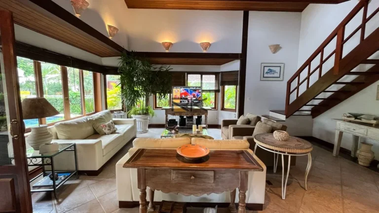 Imagem CASA EM CONDOMINIO COM 4 DORMITÓRIOS SENDO 3 SUÍTES,3 VAGAS DE GARAGEM,VARANDA GOURMET COM CHURRASQUEIRA E PISCINA.