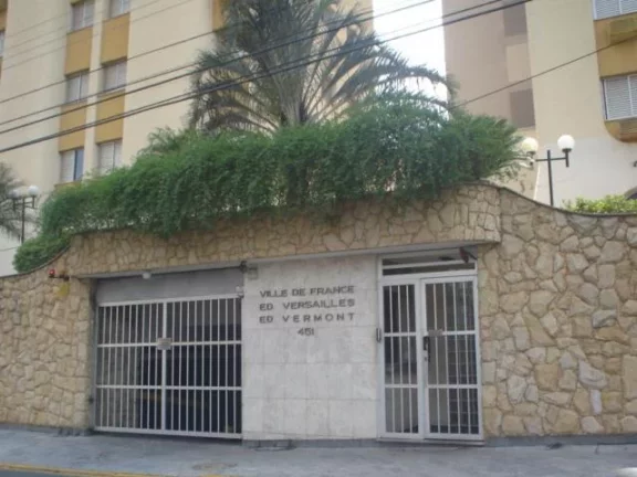 2 dormitórios, sala, cozinha, banheiro social, lavanderia e área de serviço . Piscina, quadra de ...