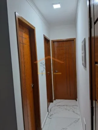 Imagem Casa em condomínio com 2 dormitórios, banheiro, quintal e cozinha equipada com móveis planejados ...