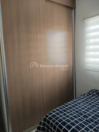Imagem Aconchegante apartamento com excelente projeto de iluminação e rico em armários. O living para do...