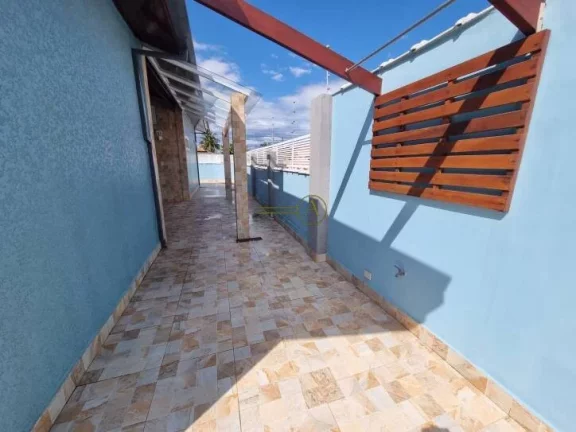 Imagem Casa térrea, alto padrão, de esquina e apenas 150 metros da praia, à venda