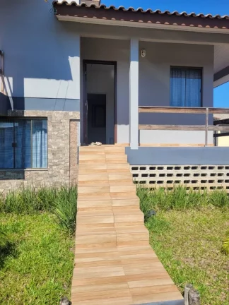 Imagem Imperdível oportunidade de adquirir uma casa com 3 quartos e 6 vagas de garagem em Balneário Rincão-SC, Zona Norte! BRP012