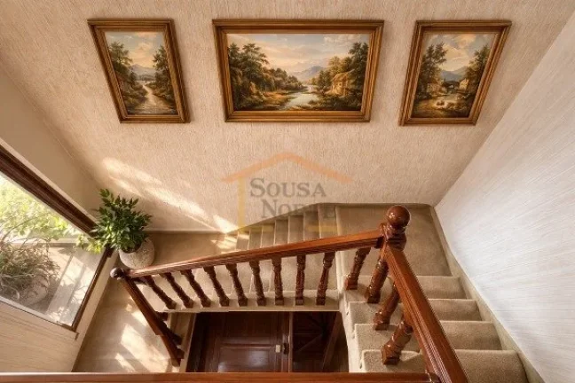 Imagem Sobrado com 258 m² de área construída. Possui 4 dormitórios, sendo 3 suítes, 6 banheiros, livin...