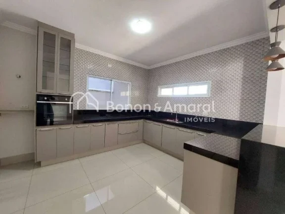 Imagem Esta encantadora residência de um único pavimento é um verdadeiro tesouro dentro do condomínio. ...