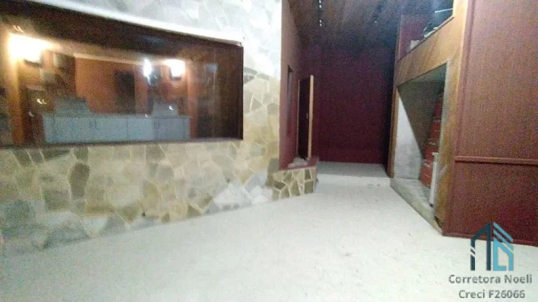 Imagem Casa, 04 quartos c/suíte, 02 subsolos tipo bunker, com 05 ambientes subterrâneos amplos, ideal para adega e estúdio, em Curitiba PR