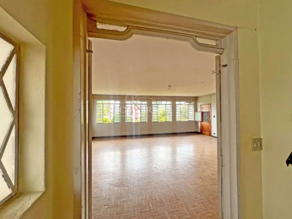Imagem Casa à venda no centrinho do Capivari em Campos do Jordão | Terreno plano com alto potencial de investimento