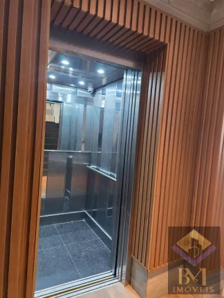 Imagem Lindo apartamento em prédio 2 andares com elevador.