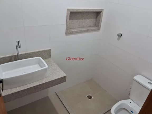 Imagem Casa sobreposta alta em Santos no bairro da Aparecida com varanda de frente na sala, 2 suítes e uma vaga de garagem a venda por R$ 830.000,00