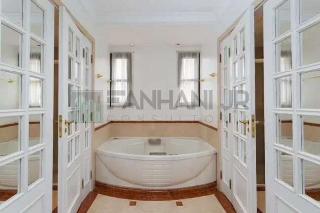 Imagem Venha se encantar com este espetacular apartamento localizado no coração do Jardim Europa, ao lado do Clube Pinheiros e do Shopping Iguatemi. Com 4