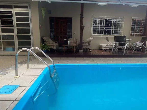 Imagem Venda, 176m2, Casa Principal Com 2 Suítes, Espaço Gourmet e Piscina, Sistema de Energia Solar, Trindade - Florianópolis/SC
