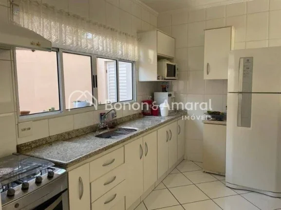 Imagem .Casa conta com sala de estar; sala de jantar com cozinha integrada; despensa; área de serviço; um...