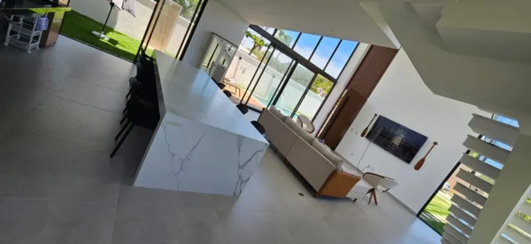 Imagem Imóvel à venda: Casa em Condomínio com Piscina no bairro GUARAJUBA, Camaçari - 422m²