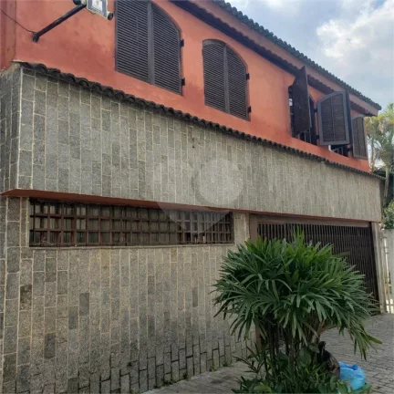 Imagem Casa à venda com 6 quartos, sendo 4 suítes, em Vila Sônia, São Paulo - SP