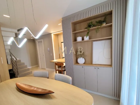 Imagem **MOBILIADO E DECORADO** Apartamento Duplex com 3 suítes, lavabo, cozinha, sala estar/jantar, área de serviço, sacada com churrasqueira. 2 vagas de ga