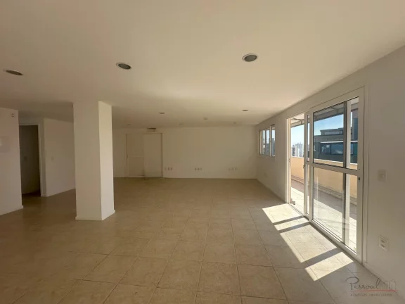 Imagem Ampla sala comercial com vista e terraço em um prédio tradicional do centro de Florianópolis. A s...