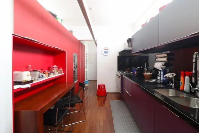 Imagem Apartamento 236 M², 1 por andar, hall fechado, 2Q, 2 Suítes, 3 banheiros, 2 vagas, ar split, lareira, próximo ao metrô, janela antirruído.