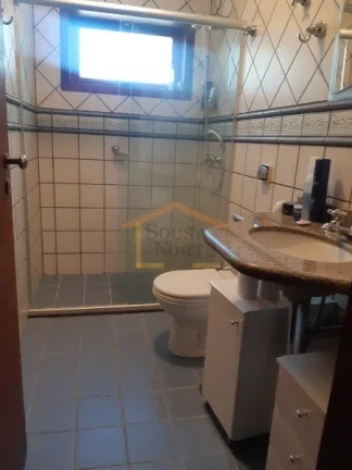 Imagem Casa em condomínio fechado, Imóvel térreo com desnível entre a área social e a área íntima, e...
