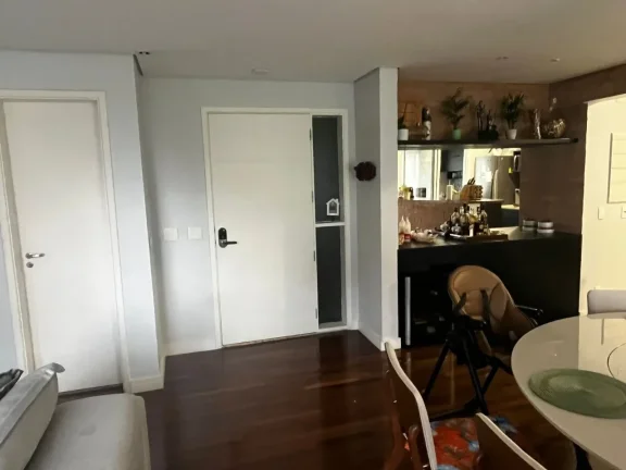 Imagem Apartamento com 3 suítes com marcenaria impecável, piso de madeira, ar condicionado e varanda gour...