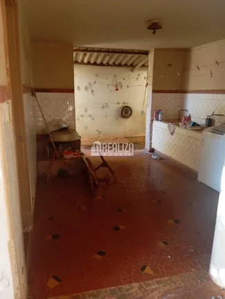 Imagem Vende-se casa de alto padrão com dois pavimentos no Centro de Igarapava/SP